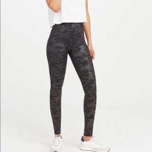Spanx Matte Black Camouflage Leggings size Medium